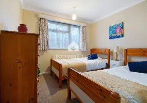 A delightful bungalow ideally located in a quiet tree-lined avenue and close to the seafront - Image 4