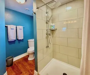 Sycamore Guesthouse, Sleeps 14+, Steps to Journeyman Distillery! - Image 3