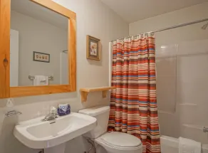 2 soveværelser, 2. 5 bade: Ski ind / ski ud, Gas pejs, Camp 4 Hot Tub.<br><br>Master Bedroom: Pillowtop K - Image 5