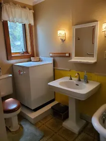 Enjoy this year round cottage centrally located to all Lakeside has to offer. - Image 4