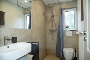Moderne Wohnung im Grünen mit privatem Garten - Image 2