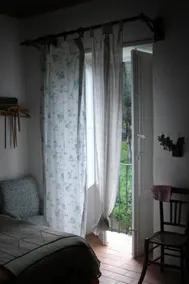 Vackert hus med terrass och trädgård, idealiskt beläget - Image 4