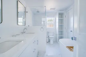 Modern coastal cottage- great location - Image 2