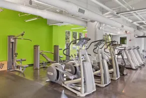 Studio Townhouse in Uptown King Bed-Wi-Fi-Full Kitchen- Washer & Dryer - Image 4