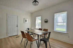 Spacious Modern Farmhouse – Renovated 2023, Huge Yard & Near Downtown - Image 5