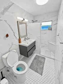 2 Bedroom Lovely, Bright & Comfy Walk to Beach - Private, Yard, Parking - Image 3