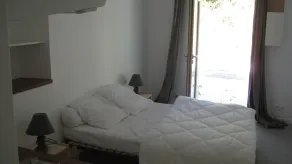 Apartamento de 60m2, varanda, piso térreo jardim de uma quinta renovada, internet - Image 4