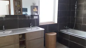 Linda casa com piscina perto de uma vila listada no Luberon - Image 2