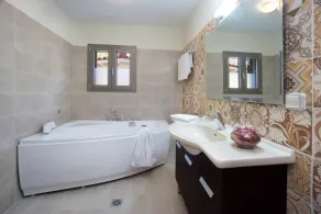 Elegant & Stylish Villa with Self-Contained Studio, A/C, Private Pool & Sea View - 4km to Fiscardo! - Image 4
