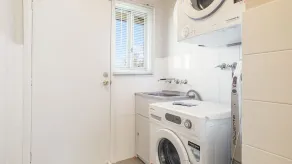 Comfortable and spacious 4 Bedroom, 3 Bathroom open plan home in Berridale - Image 2