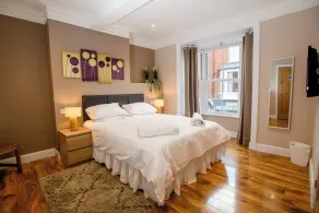 City center 1 bed en-suite room. king sized bed,  free WIfI Toiletries smart tv - Image 4