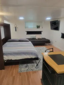 Home Away Studio Basement Apartment w/Hideabed - Image 4
