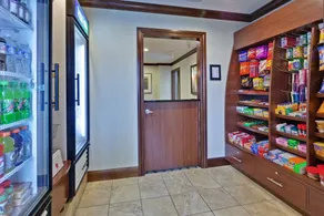 Queen Studio | Free Breakfast, Pool Access - Image 3