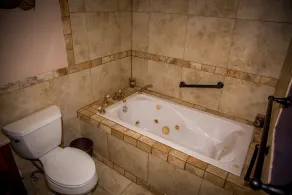 Tyst sydvästlig stil med stor trädgård och pool - Image 2