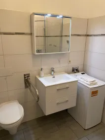 Large stylishly furnished holiday flat in a quiet and central location - Image 4