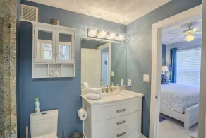 Few days still available this winter! King-size bed. Free parking. Renovated! - Image 3