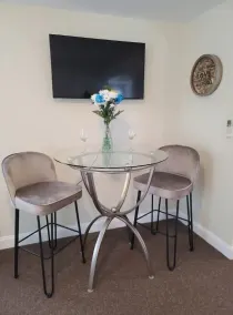 Clean, Comfy & Convenient 1 Bed Apt in the Village - Image 5