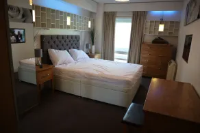 Modern Large Apartment Easy Access To City Tourist Locations - Image 3