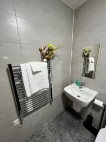 Cosy 1 bedroom/relocation apartment free parking - Image 2