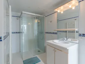 Jolie maison avec piscine intérieure et sauna - Image 5