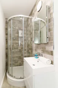Newly renovated 6 bedroom house Sleeps 10 in Leeds - Image 5
