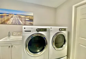 Located near downtown, restaurants and the beach ! - Image 2