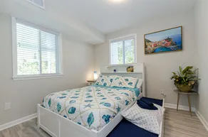 Lakeside Haven: Hot Tub! Wi-Fi! Free Parking! Private! Beach! Centrally located. - Image 4