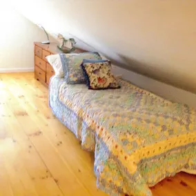 Charming, Family Friendly home. Walk to playground, grocery, restaurants.,beach. - Image 4