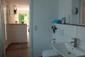 AusZeit guest apartment with terrace near the airport - Image 3