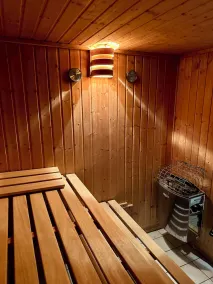 TYPISK HUS MED INDENHAVSBADBAD I VINTER OG UDENDORS I SOMMER - Image 5