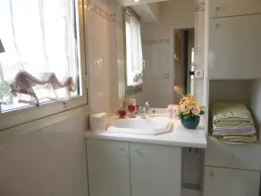 Sus vacaciones comienzan aquí ... en este hermoso apartamento bañado por el sol - Image 3