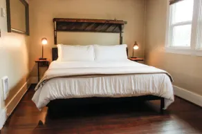 Beautiful Bungalow On 7th *No Cleaning Fee* - Image 4