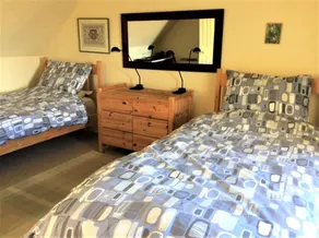 Traditionell stenstuga i vackert landskap nära kusten, modern inredning - Image 5