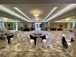 Astoria Grand Hotel - Image 3
