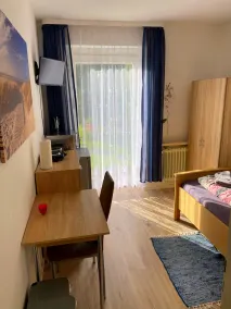 Ferienzimmer Fischach mit Kochgelegenheit, Dusche und Terrasse - Image 4