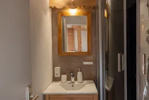 Apartment \"Amanuq Lovely Apartment\" with Mountain View, Private Balcony & Wi-Fi - Image 4