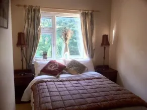 Charming & Spacious 3 bedroom Town House. Large garden. Private parking. - Image 5