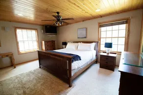 5BR Lakefront Home on Lake Louisa: Sauna, Screen Porch, Patio, Fireplace - Image 4
