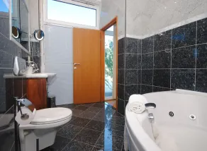 Luxury beachfront apartment Blue Pearl - Image 2