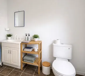 Spacious 4-Bed Retreat in Vibrant Footscray - Image 3
