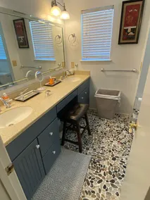 SPACIOUS HOME NEAR DOWNTOWN & BEACHES! PETS OKAY, SLEEPS 8 + - Image 5