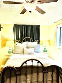 4-bedroom 3 bath vacation home Lake Front with a Hot Tub pavilion & bunk house - Image 5