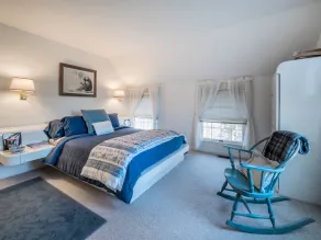 Charming bright getaway in Hampton's Saltonbox home - Image 5