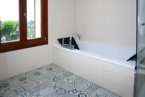 Moderna casa con gran piscina - Image 4