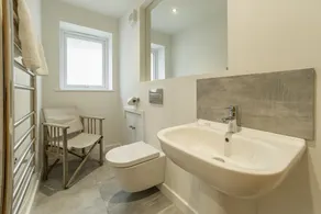 Fremragende indrettede indkvartering og et beroligende boblebad på den overdækkede balkon. - Image 2