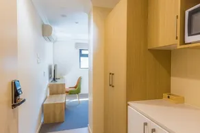 Stylish, modern king hotel room in Brisbane - Image 2