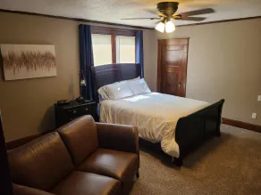 Cozy upstairs bungalow - Image 3