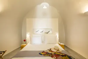 \"Ethereum Luxury Cave\" private jacuzzi villa in Imerovigli - Image 4