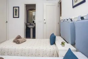 Aéré et spacieux avec un balcon calme - à 50 mètres de la piscine et de la place - Image 5