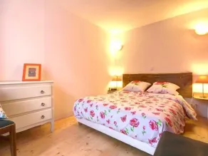 Charming Riverside Cottage with Authentic Decor, Private Garden, and Fishing Amenities - Image 4